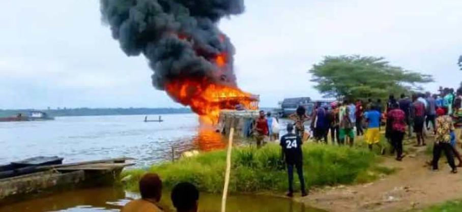 Kinshasa: L'explosion d'une baleinière chargée de carburant sur le Fleuve Congo ce lundi 23 octobre à Nsele a causé des morts, dont certains par noyade, et plusieurs blessés ainsi que plusieurs dégâts matériels dont des véhicules qui ont pris feu !